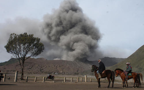 فعالیت یک کوه آتشفشانی در اندونزی