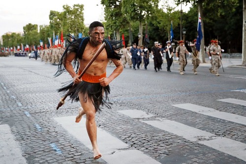 یک جنگجوی قوم مائوری – بومی نیوزیلند – در مراسم رژه فتح زندان باستیل در سالگرد انقلاب فرانسه – پاریس