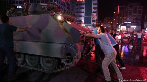 مخالفان کودتا و تانک های نظامیان کودتا در ترکیه
