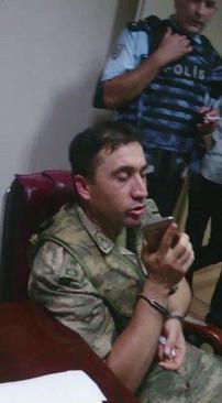 تصویر یکی از فرماندهان کودتا که دستگیر شده است
