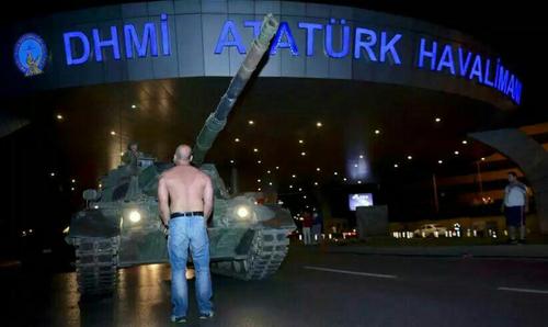 مردی که در مقابل تانکی در فرودگاه آتاتورک ایستادگی می کند