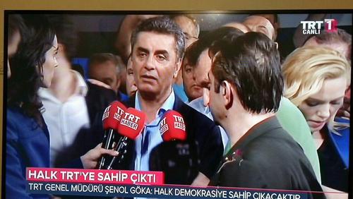 شبکه تی ار تی ترکیه که به تصرف مخالفان در آمده بود دوباره پخش برنامه‌هایش را به صورت عادی از سر گرفت. کارکنان این شبکه گفته‌اند که توسط کودتاچیان به گروگان گرفته شده بودند.