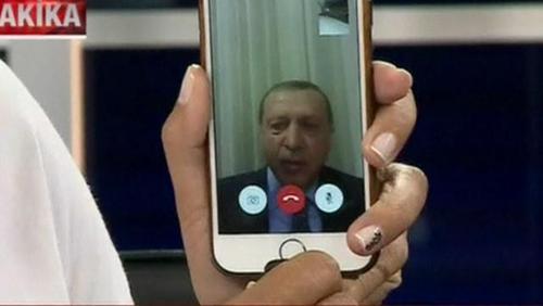 مصاحبه تصویری از طریق گوشی موبایل هوشمند که از طریق یک شبکه تلویزیونی خصوصی پخش شد/ اردوغان از این طریق از مردم خواست به خیابان ها بریزند و بازی تغییر کرد