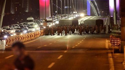 بسته بودن خیابان های اصلی استانبول توسط نظامیان کودتا