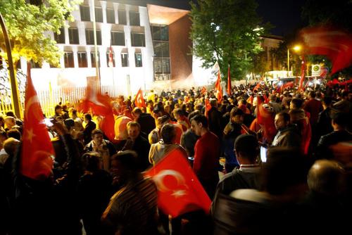 تجمع افرادی با پرچم ترکیه در مقابل سفارت این کشور در شهر برلین آلمان