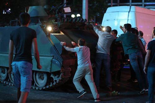 ‏خودروها و تجهیزات نیروهای ارتش به دست حامیان اردوغان افتاد.