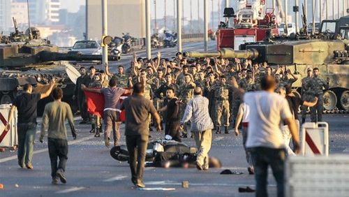 این تصویر لحظه‌ای است که گروهی از 60 سرباز نیروهای کودتاچی در پل بوسفر استانبول خود را تسلیم می‌کنند