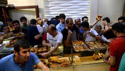 ترکیه / مردم بعد از اعلام مقررات منع رفت و آمد در شهر دیاربکر برای خرید نان صف‌های طولانی بستند