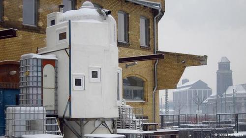 سکونت در سیلو

مهندس یان کوربس از یک سیلو در شهر لاهه هلند خانه‌ای دو طبقه ساخته است. اتاق خواب، آشپزخانه، حمام و ... تنها در ۱۳ متر مربع.