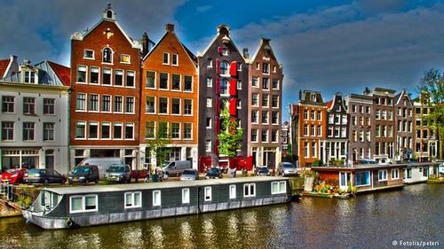 قایق‌های مسکونی آمستردام

قایق‌هایی که به محل زندگی انسان تبدیل شده‌اند، مختص آمستردام نیستند، اما این 