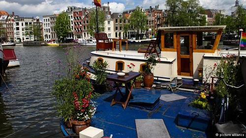 قایق‌های مسکونی آمستردام

این قایق‌ها در سال‌های دور بار کشتی‌هایی را که در بندر آمستردام پهلو می‌گرفتند، از طریق کانال‌های کم‌عرض‌تر به داخل شهر منتقل می‌کردند. قایق‌های مسکونی آمستردام به شبکه برق و آب و فاضلاب و مخابرات هم متصل‌اند و گردشگران هم می‌توانند آنها را اجاره کنند.
