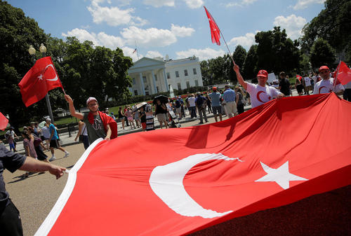 تظاهرات ترکیه ای های ساکن واشنگتن در مقابل کاخ سفید در اعتراض به کودتا در کشورشان