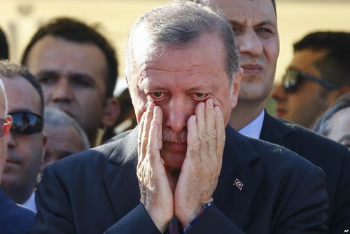 گریه اردوغان در مراسم تشییع جنازه قربانیان کودتا در ترکیه در مسجد فاتح در استانبول