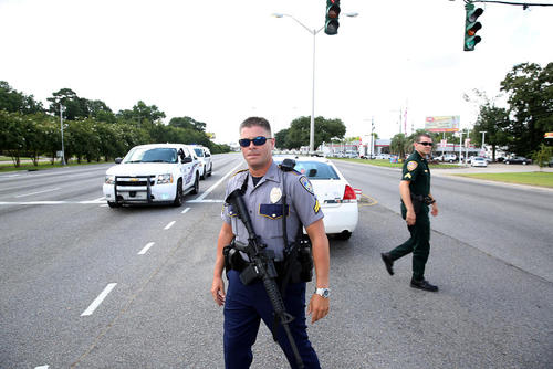 تیراندازی یک مرد نقاب دار به پلیس که منجر به مرگ 3 پلیس و زخمی شدن سه نفر دیگر شد – شهر باتون رژ در ایالت لوییزیانا آمریکا