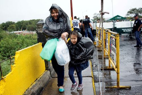 بازگشت یک مادر و دختر ونزوئلایی پس از خرید مایحتاج از کشور همسایه کلمبیا – مرز بین کلمبیا و ونزوئلا