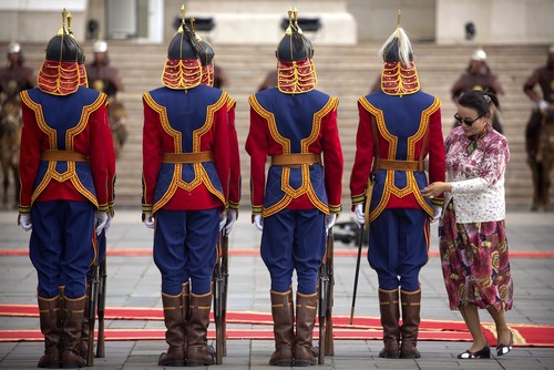 مرتب کردن لباس های گارد تشریفات ارتش مغولستان پیش از استقبال رسمی از خانم پارک گئون های رییس جمهور کره جنوبی – اولان باتور
