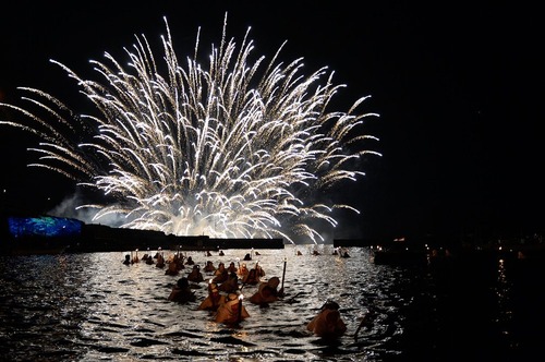 آتش بازی در جریان یک جشنواره آیینی در شهر مینامی بوسو ژاپن