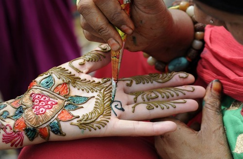 رنگ آمیزی دستان عروسان نپالی - کاتماندو