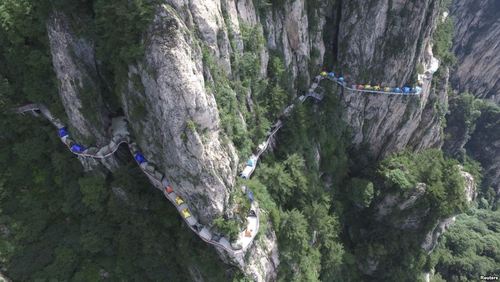 چادرهای استقرار روی جاده باریک کوهستانی در جریان جشنواره ای در منطقه لویانگ چین
