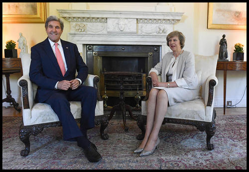 دیدار جان کری وزیر امور خارجه آمریکا با ترزا می نخست وزیر جدید انگلیس در مقر نخست وزیری در لندن