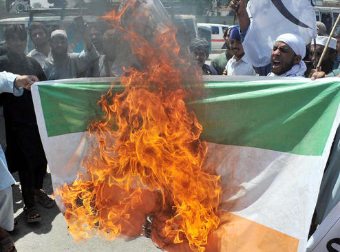 تظاهرات در پیشاور پاکستان در اعتراض به سرکوب مسلمانان کشمیری از سوی پلیس هند