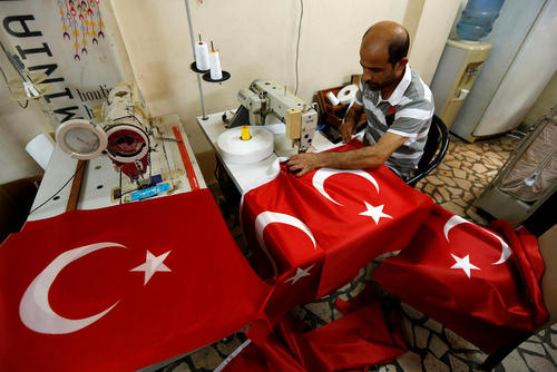 یک کارگاه تولید پرچم ترکیه در استانبول . در پی گردهمایی های شبانه حامیان دولت پس از کودتا در میادین شهرهای ترکیه فروش پرچم در این کشور چند برابر شده است
