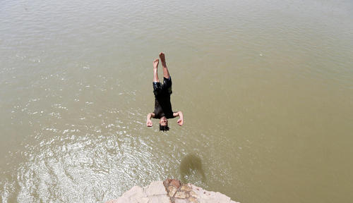 پرش به رودخانه در گرمای بغداد