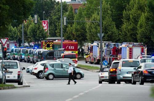 حضور پلیس و نیروهای امدادی در محل تیراندازی در مرکز خرید مونیخ آلمان