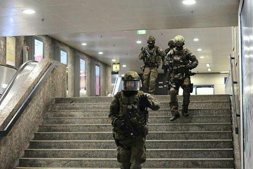 حضور نیروهای ویژه آلمان در ایستگاه های مترو مونیخ