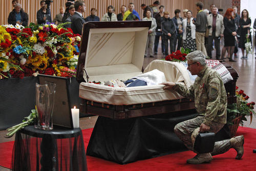 مراسم تشییع یک روزنامه نگار 44 ساله که در اثر یک بمبگذاری در خودرویش ترور شد – کی یف اوکراین