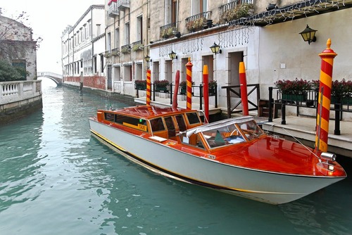 تاکسی قایق در خیابان های آبی ونیز- ایتالیا