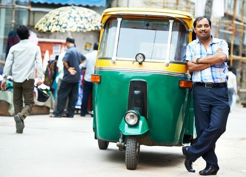 تاکسی های ریشکا در خیابان های شلوغ هند