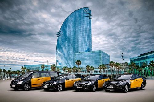 تاکسی های زرد و سیاه بنز در خیابان های بارسلون- اسپانیا