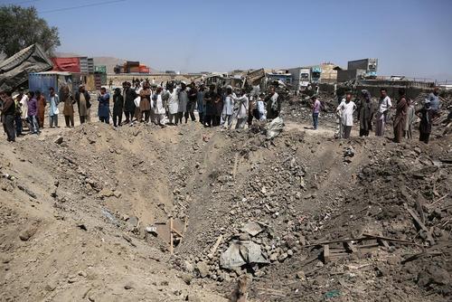 حفره ایجاد شده در اثر حمله کامیون بمبگذاری شده طالبان به یک هتل مسافران خارجی در کابل