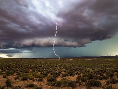 رعد و برق در صحرایی در ایالت یوتا آمریکا