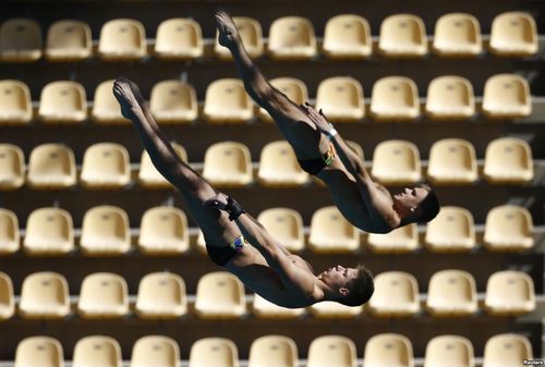 تمرین شیرجه کاران المپیکی در استادیوم المپیک ریودوژانیرو برای حفظ آمادگی 
