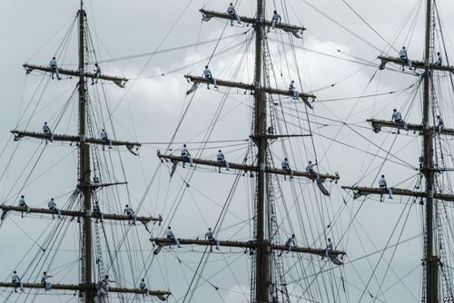 جشن اعضای آکادمی نیروی دریایی برزیل در ریودوژانیرو همزمان با رسیدن مشعل المپیک به این شهر