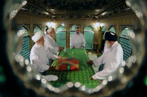 İmam Rzanın (ə) pak qəbrinin təmizlənməsi mərasimi  (Fotolar)