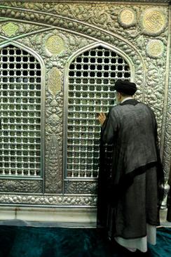 İmam Rzanın (ə) pak qəbrinin təmizlənməsi mərasimi  (Fotolar)