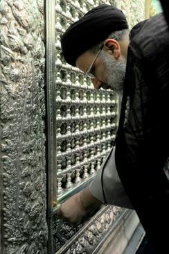 İmam Rzanın (ə) pak qəbrinin təmizlənməsi mərasimi  (Fotolar)