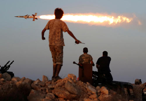 شلیک موشک از سوی نیروهای دولت موقت لیبی بر ضد مواضع داعش در شهر سرت