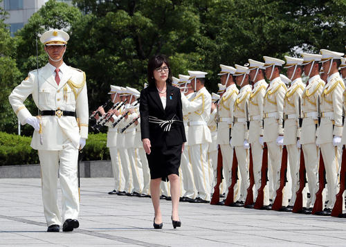استقبال رسمی از خانم وزیر دفاع جدید ژاپن در نخستین روز کاری در ساختمان مرکزی وزارت دفاع در توکیو  