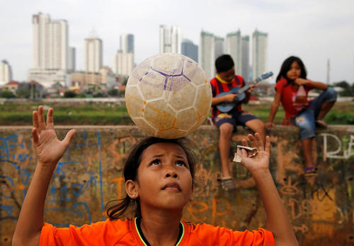 بازی فوتبال یک دختر بچه اندونزیایی – جاکارتا
