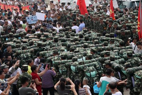 خداحافظی مردم یک روستای سیلزده در چین از سربازانی که برای کمک به آنها به منطقه اعزام شده بودند