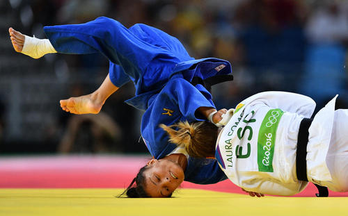 جودوکاران زن ترکمنستان و اسپانیا در حال رقابت در مسابقات المپیک ریو
