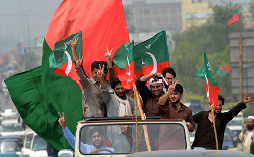 تظاهرات اعضای حزب تحریک انصاف پاکستان با درخواست بررسی اسناد پاناما درباره فعالیت های مالی غیر قانونی نواز شریف نخست وزیر پاکستان – پیشاور