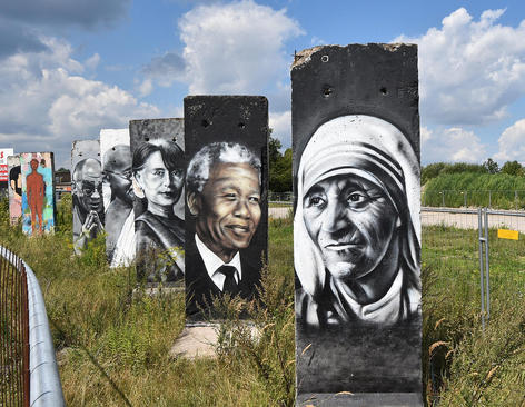 نقاشی چهره های معروف جهانی روی بقایای دیوار برلین – آلمان