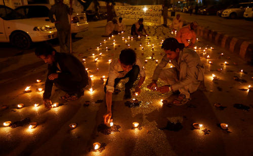 روشن کردن شمع برای قربانیان حمله انتحاری به بیمارستان کراچی – کراچی