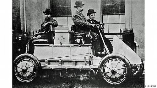سیر موفقیت اتومبیل‌های برقیدر سال ۱۸۹۹، ۹۰ درصد از تاکسی‌های نیویورک بوسیله موتورهای الکتریکی حرکت می‌کردند. در همان سال، لودویگ لونر و فردیناند پورشه ماشین الکتریکی خودشان به نام لونر پورشه را ساختند. پورشه برای گسترش این طرح اولین خودروی هیبریدی جهان را در سال ۱۹۰۲ طراحی کرد. 