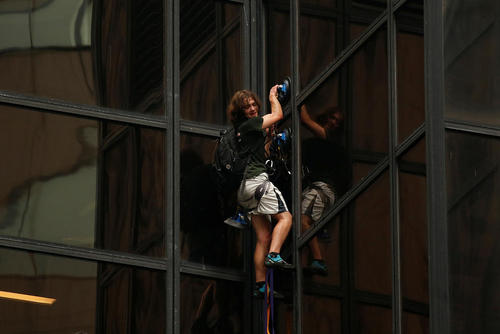 یک جوان ماجراجوی آمریکایی از برج 58 طبقه ترامپ در خیابان پنجم منهتن نیویورک بالا رفت. این جوان 20 ساله از طبقه پنجم شروع کرد و در طبقه 21 ساختمان از طرف پلیس نیویورک دستگیر شد. ترامپ در صفحه توییتر خود از اقدام پلیس در نجات جان این جوان قدردانی کرد